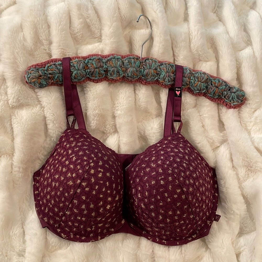 Victoria’s Secret Push-Up bra 36 DD w/ adjustable straps that can crisscross